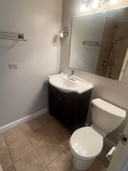 bathroom - 1540 N La Salle Dr