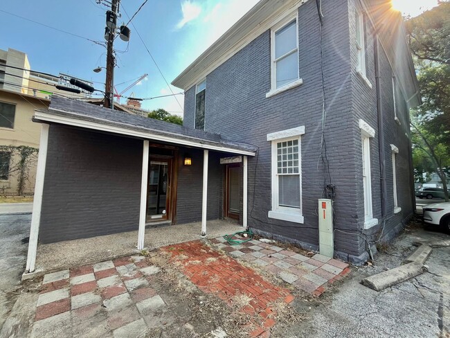 Building Photo - Historic 6 Bed/3Bath house blocks away fro...