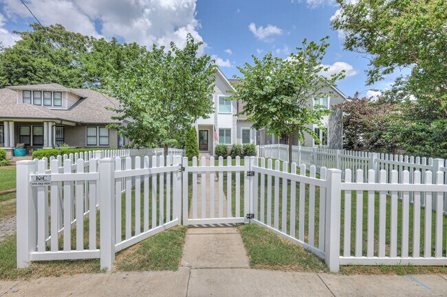 Building Photo - Luxurious 4BR Home Close to 12 South