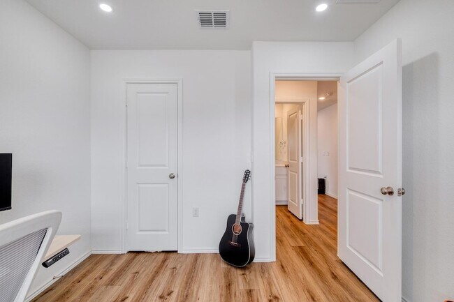 Building Photo - 2700 Schwartz Ln