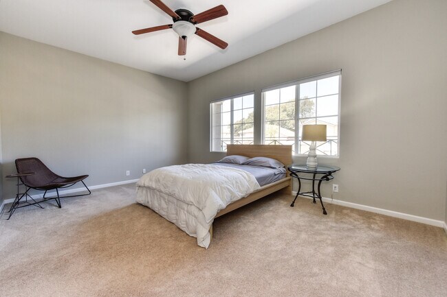 Building Photo - Great Location! Clean, Renovated, Beautifu...