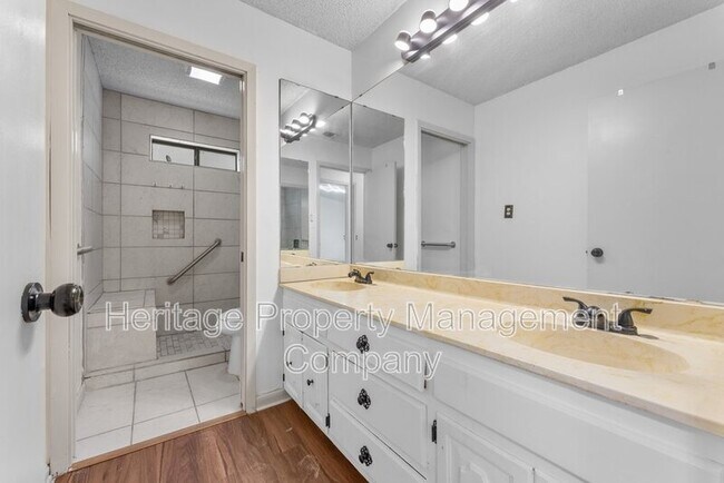 Building Photo - 2526 Town Briar St