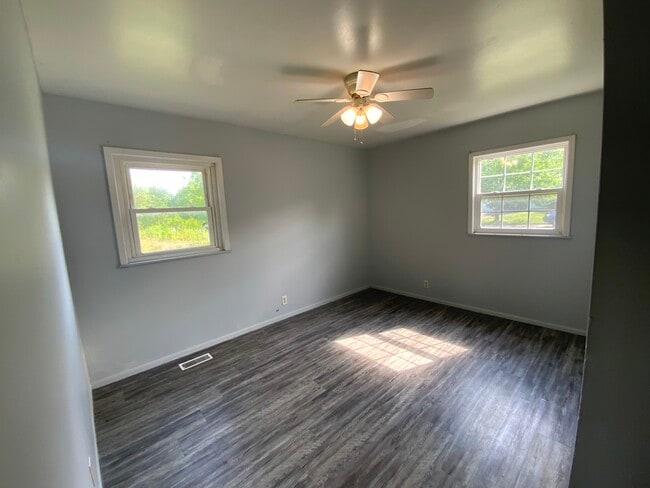 Building Photo - 807 Knollcrest Dr