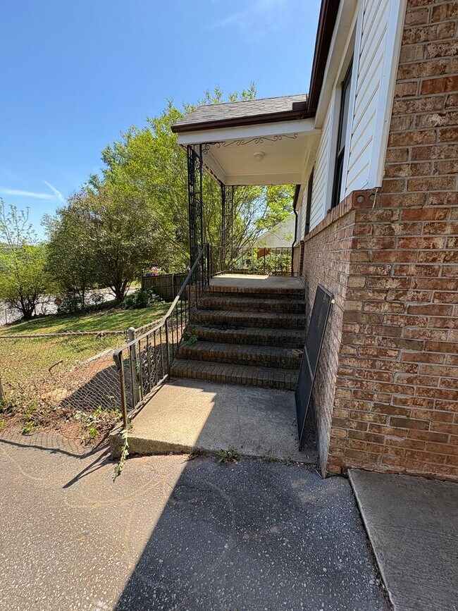 Building Photo - 3 Bedroom 2 Bath Home Near Augusta Road !!! Freshly Renovated