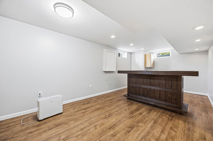 Building Photo - 3033 Jamestown Dr