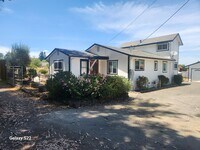 Building Photo - Beautiful home in a private country setting - Lots of light, Great Location.