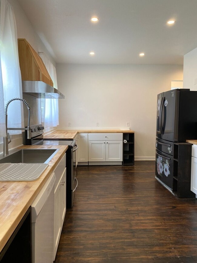 Building Photo - Newly Remodeled Single Family Home in Reardan, WA! Available Now!