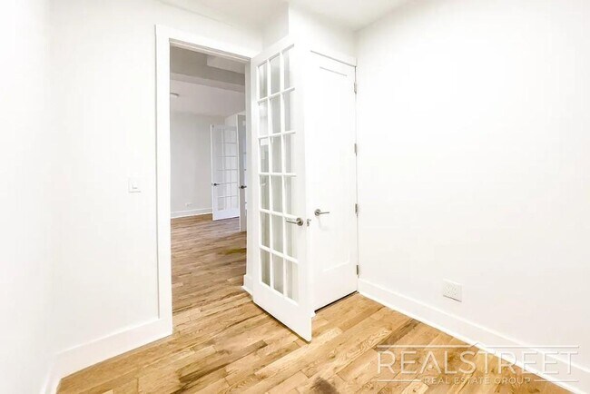Building Photo - Spacious 2 BED + office in Bushwick