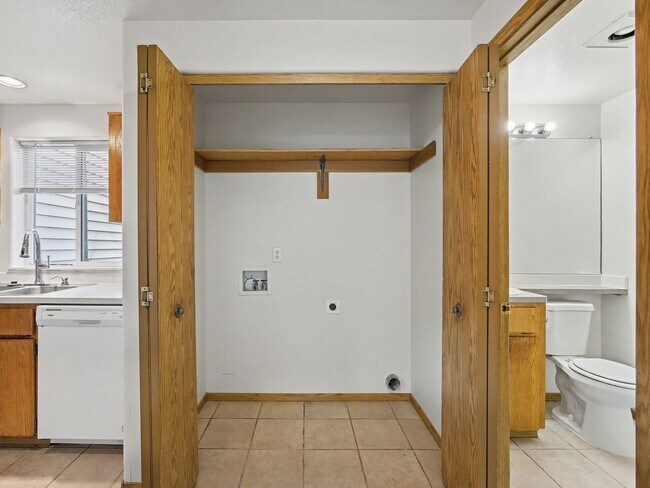 Building Photo - NAVAB02