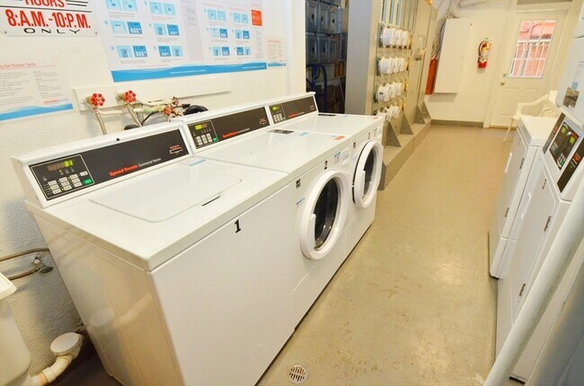 Building Photo - 25 Custer St