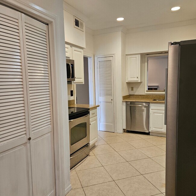 Building Photo - 712 Augusta Dr