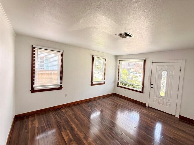 Building Photo - 537 Melody Dr