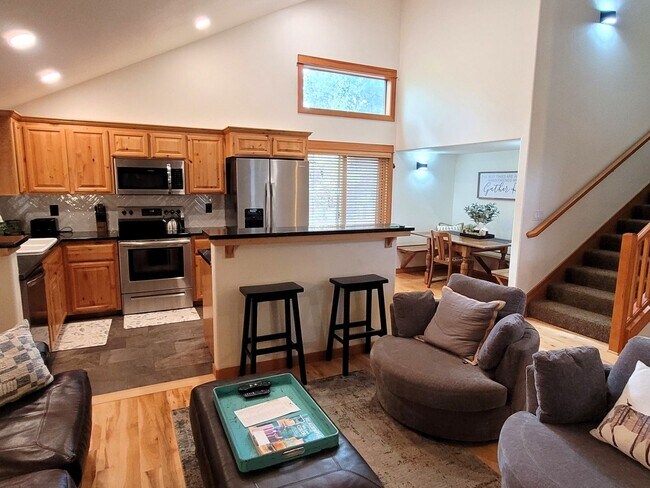 Building Photo - Hank's Hideaway in Sunriver, Furnished, all Utilities Included. Gym access, Hot Tub. 30-day Minim...