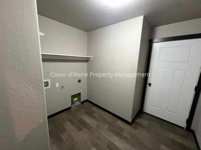 Building Photo - 3 bed house behind Crown Pointe Park!