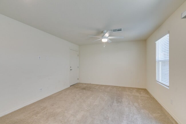 Building Photo - GORGEOUS TOWNHOME*UPGRADED*ALL APPLIANCES*...