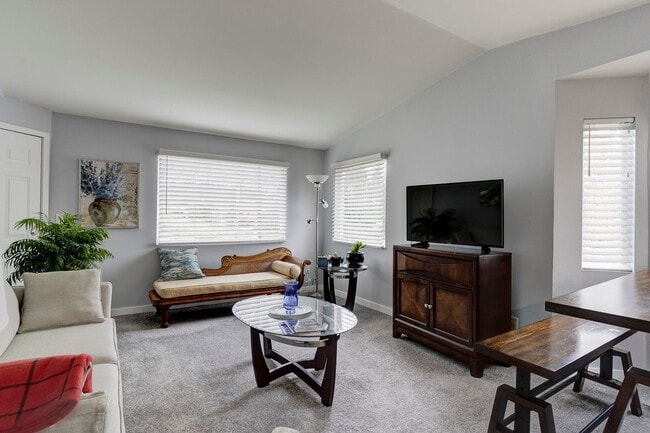 Building Photo - Second Story 2 bed 2 bath condo