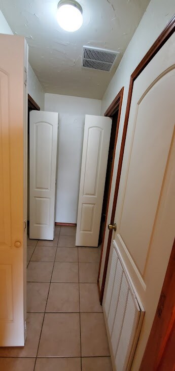 closet - 2000 Circle Dr