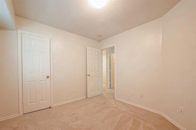 Building Photo - 14 Scenic Brook Ct