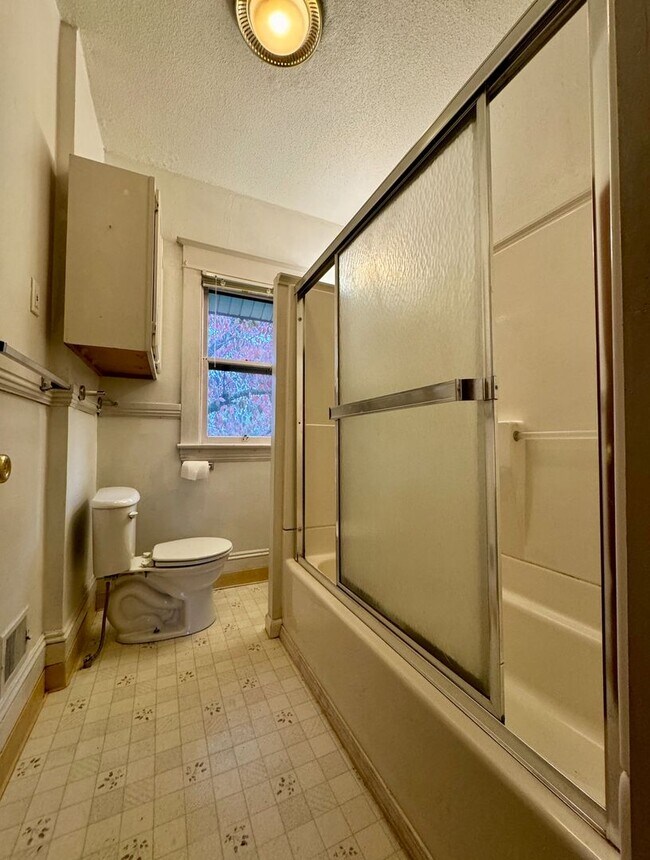 Building Photo - Vintage Living In Montavilla~ Front Porch~ Unfinished Basement~ Large Fully Fenced Yard