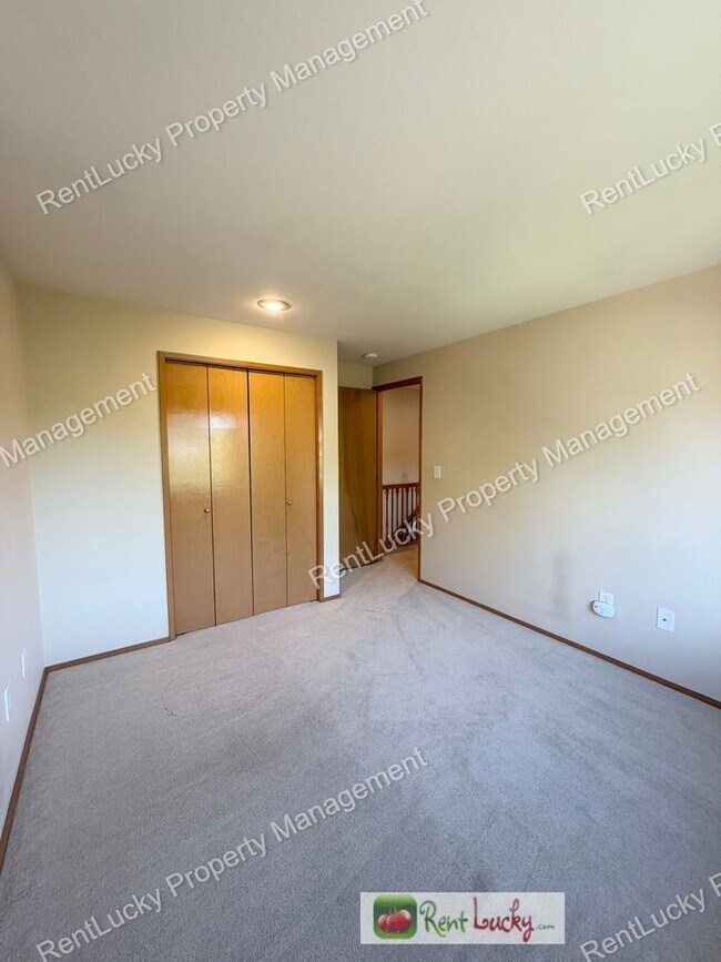 Building Photo - GORGEOUS 3 Bedroom Home in NE Tacoma! Spacious Yard, Beautiful Kitchen, and More!