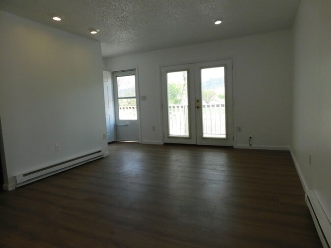 Building Photo - 869 Iowa Ave