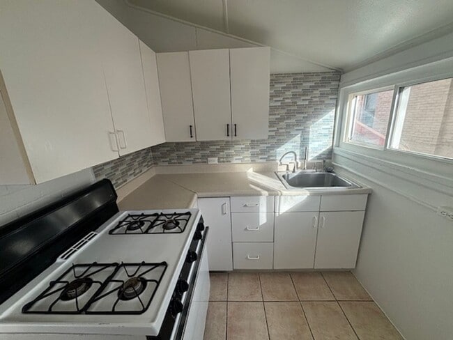 Building Photo - Beautiful Top-Floor 1Bd/1Ba Apartment with City Park Views