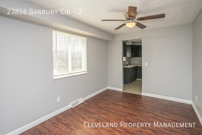 Building Photo - Updated 3 Bedroom Banbury Condo