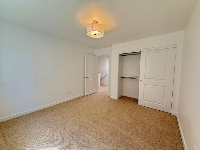 Building Photo - Beautiful 3BD/3.5BA Rowhome in Bankers Hil...