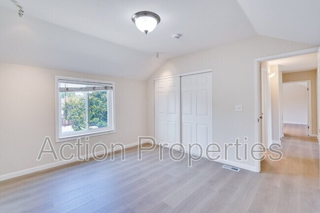 Building Photo - 3806 Century Dr