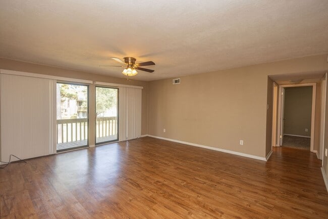 Building Photo - 15919 Golf Club Dr