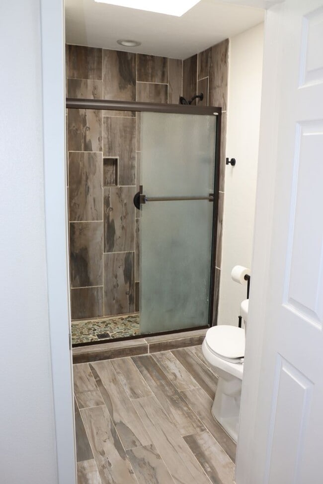 Building Photo - 5 Bedroom, 2 Bathroom