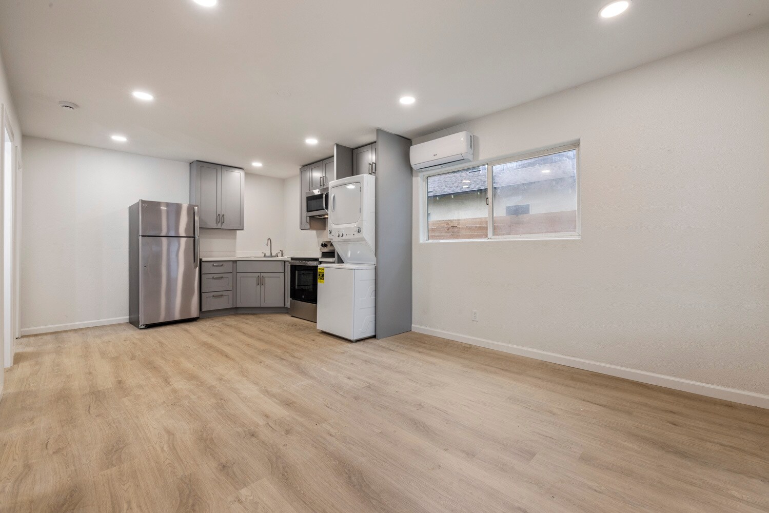 Building Photo - 214 Kimble St