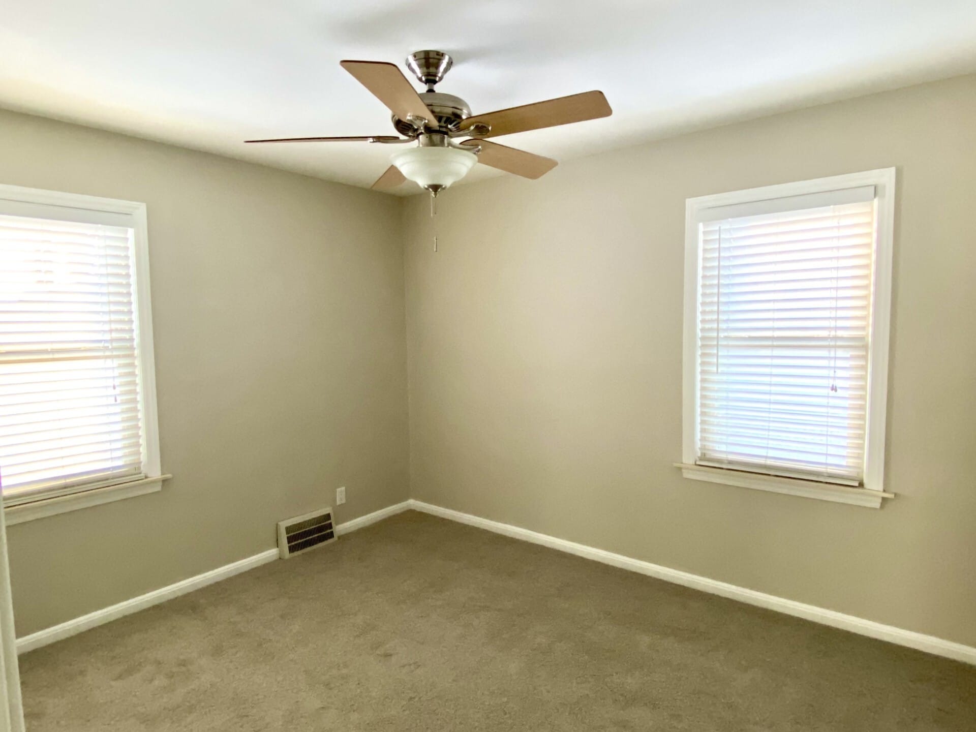 Building Photo - 1316 N Vermont Ave