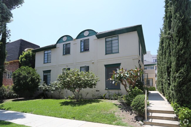 Primary Photo - 127-129 1/2 N Clark Dr