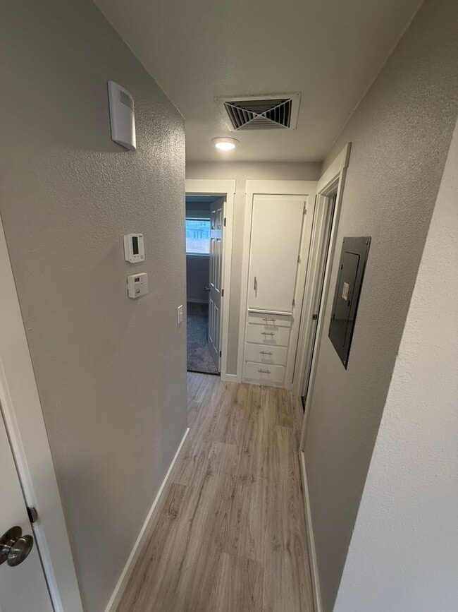 Building Photo - Newly Remodeled 2 Bedroom!