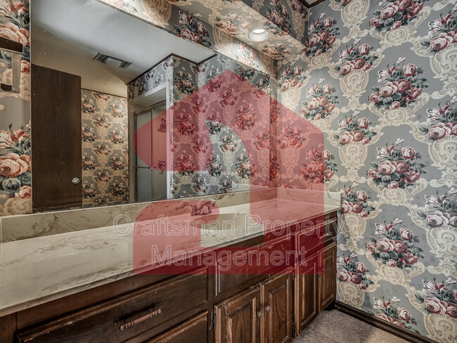 Building Photo - 2704 Silvertree Dr