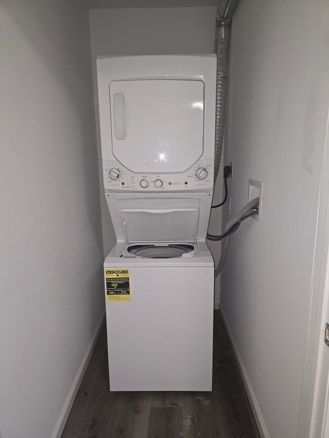 Building Photo - NEW LISTING: 1-Bed w/ Private Laundry & Parking