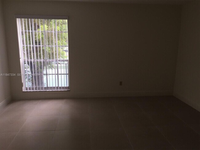 Building Photo - 10740 N Kendall Dr