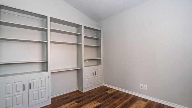 Building Photo - 5809 Hollytree-