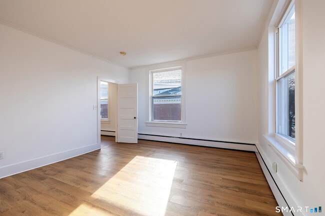 Building Photo - 406 Main St