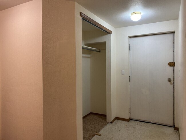 Building Photo - STUDENTS WELCOME! Single-Family Home Walking Distance to CSU!