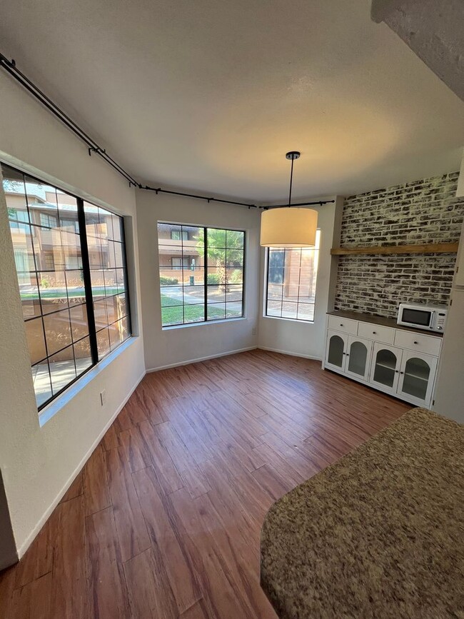 Building Photo - 3 Bedroom 2 bath Condo in Midvale!
