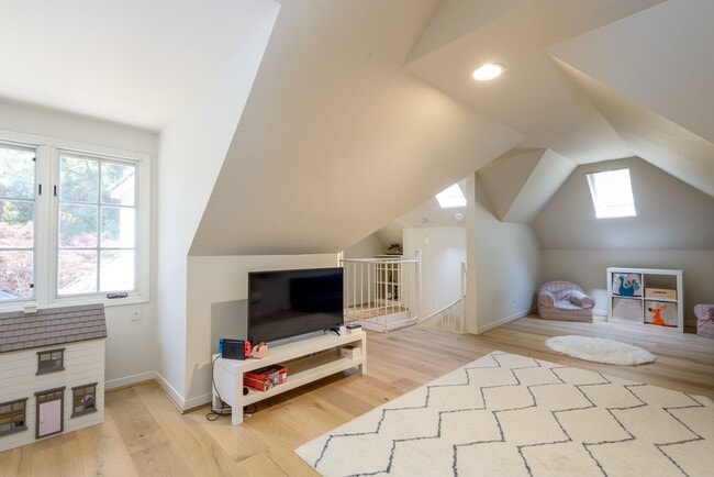 Building Photo - Charm of a Carmel Cottage in Menlo Park Al...