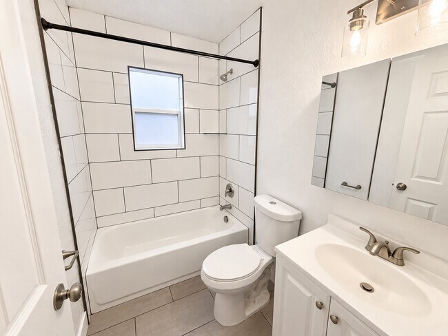 Building Photo - 458 E Lambourne Ave