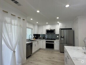 Building Photo - Room for Rent In HB - Prime Location!