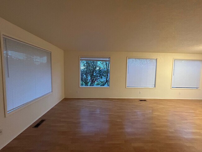 Building Photo - 5888 Shannon Ave