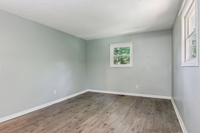 Building Photo - Move In Ready