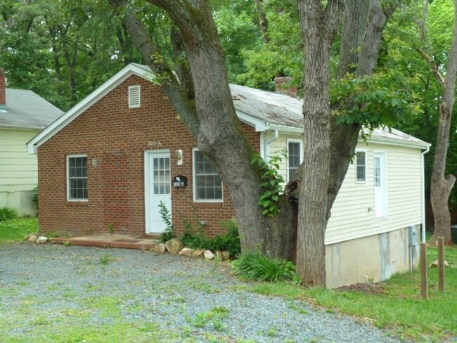 Building Photo - Nice 3br house w/ parking, central AC - wa...