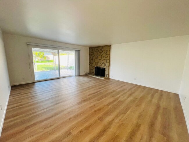 Building Photo - Spacious 4-bedroom, 2.5-bath Home Fountain Valley