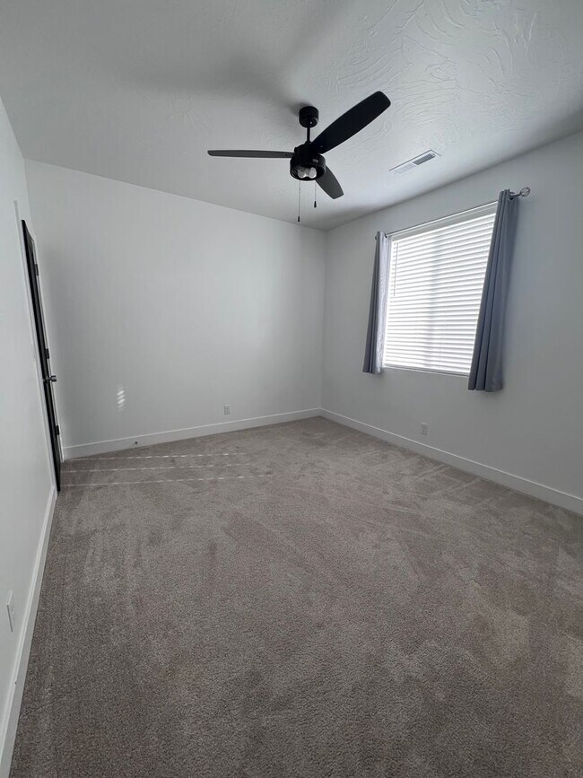 Building Photo - Stylish Desert Ridge Townhome with Modern Finishes & 2-Car Garage